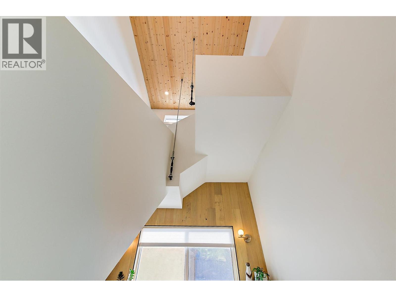 Picture for 985 Manhattan  Drive https://www.cirrealty.ca/reb/bc/2/10365432_52.jpg