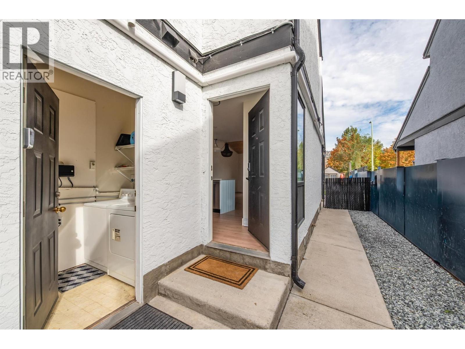 Picture for 985 Manhattan  Drive https://www.cirrealty.ca/reb/bc/2/10365432_64.jpg