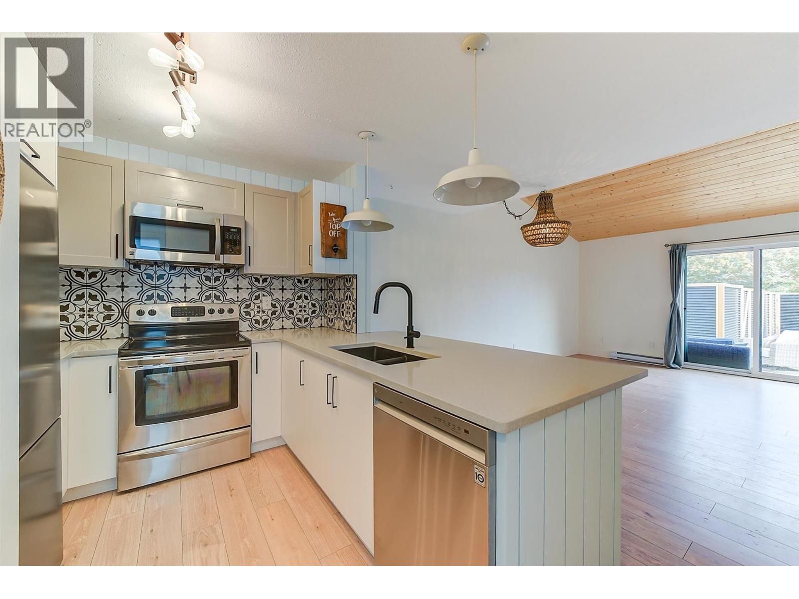 Picture for 985 Manhattan  Drive https://www.cirrealty.ca/reb/bc/2/10365432_68.jpg