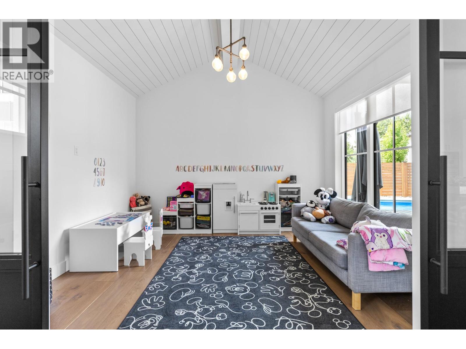 Picture for 4243 Russo  Street https://www.cirrealty.ca/reb/bc/2/10365612_25.jpg