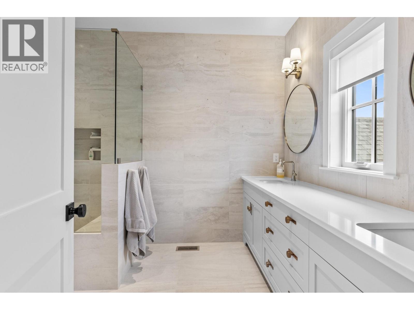 Picture for 4243 Russo  Street https://www.cirrealty.ca/reb/bc/2/10365612_43.jpg