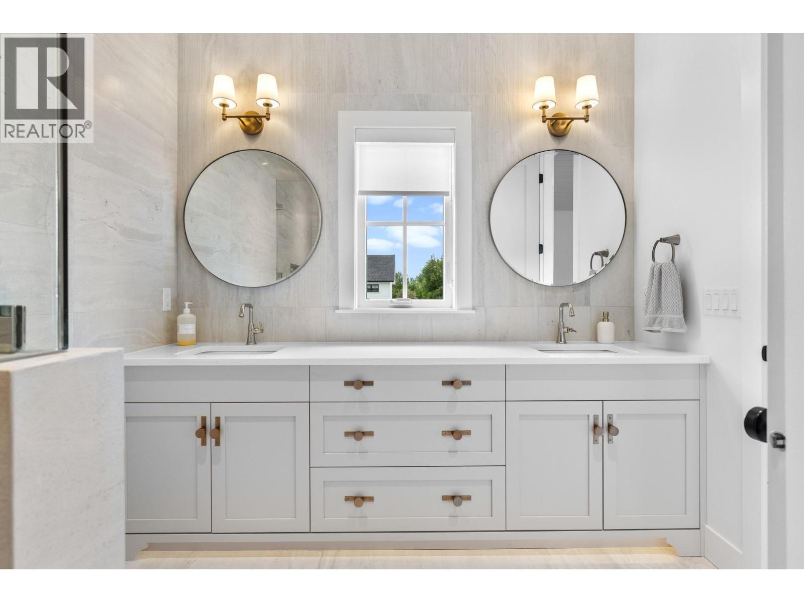 Picture for 4243 Russo  Street https://www.cirrealty.ca/reb/bc/2/10365612_44.jpg