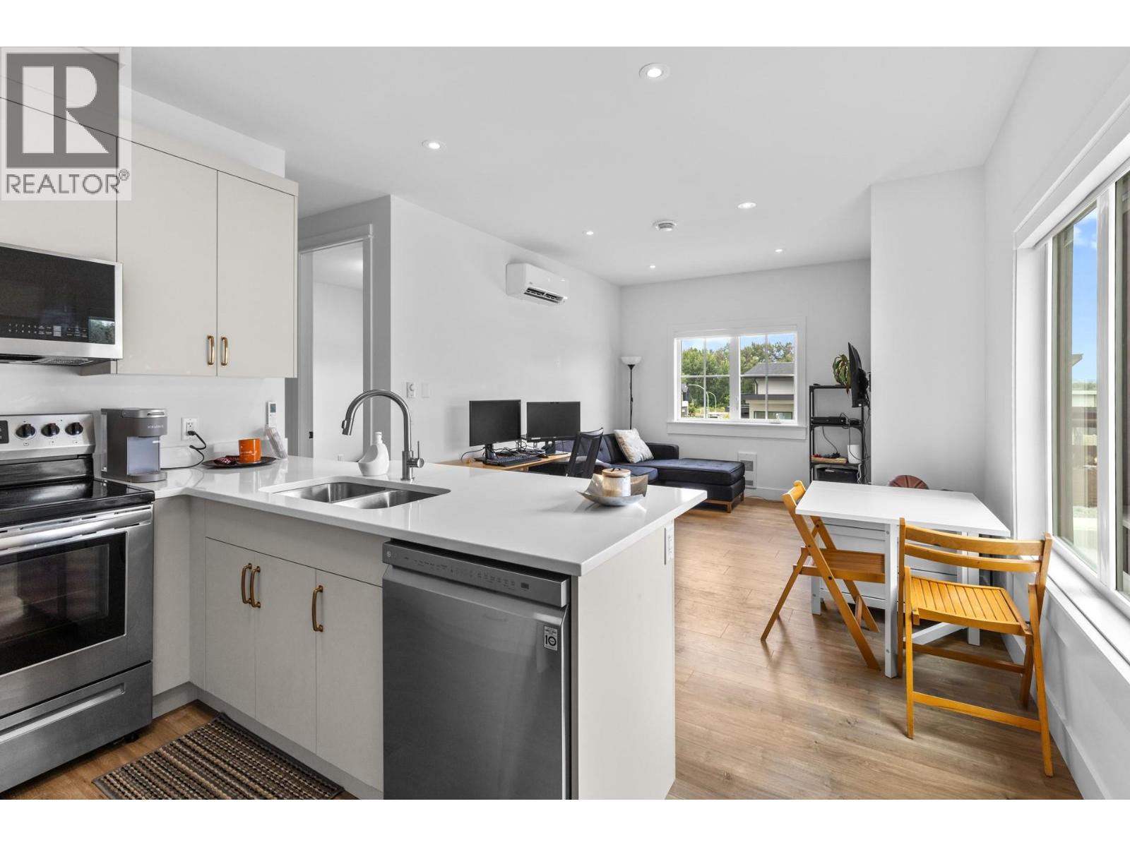 Picture for 4243 Russo  Street https://www.cirrealty.ca/reb/bc/2/10365612_69.jpg