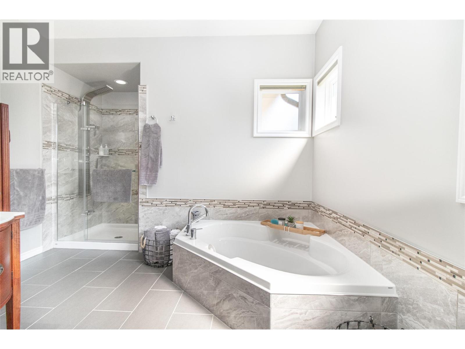 Picture for 3349 Larkspur  Court https://www.cirrealty.ca/reb/bc/2/10365792_25.jpg