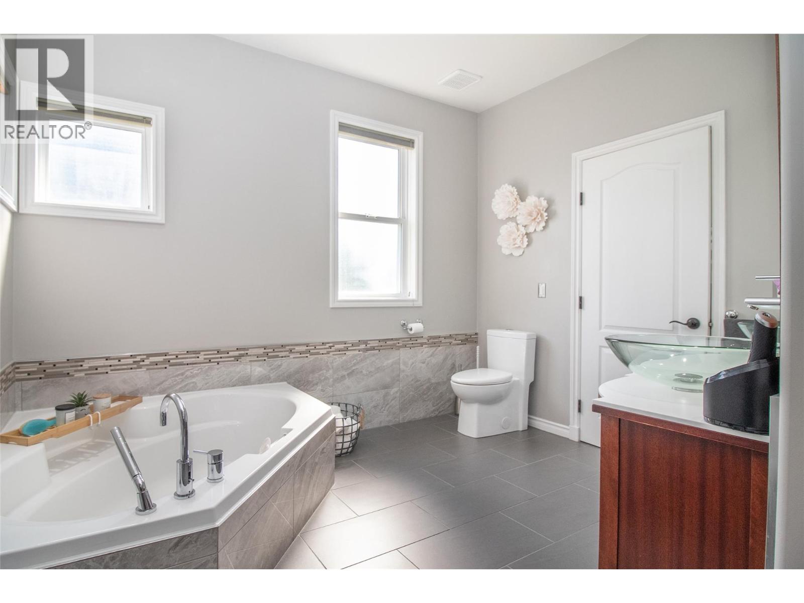 Picture for 3349 Larkspur  Court https://www.cirrealty.ca/reb/bc/2/10365792_27.jpg