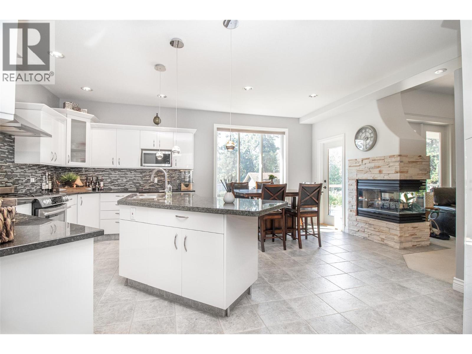 Picture for 3349 Larkspur  Court https://www.cirrealty.ca/reb/bc/2/10365792_8.jpg