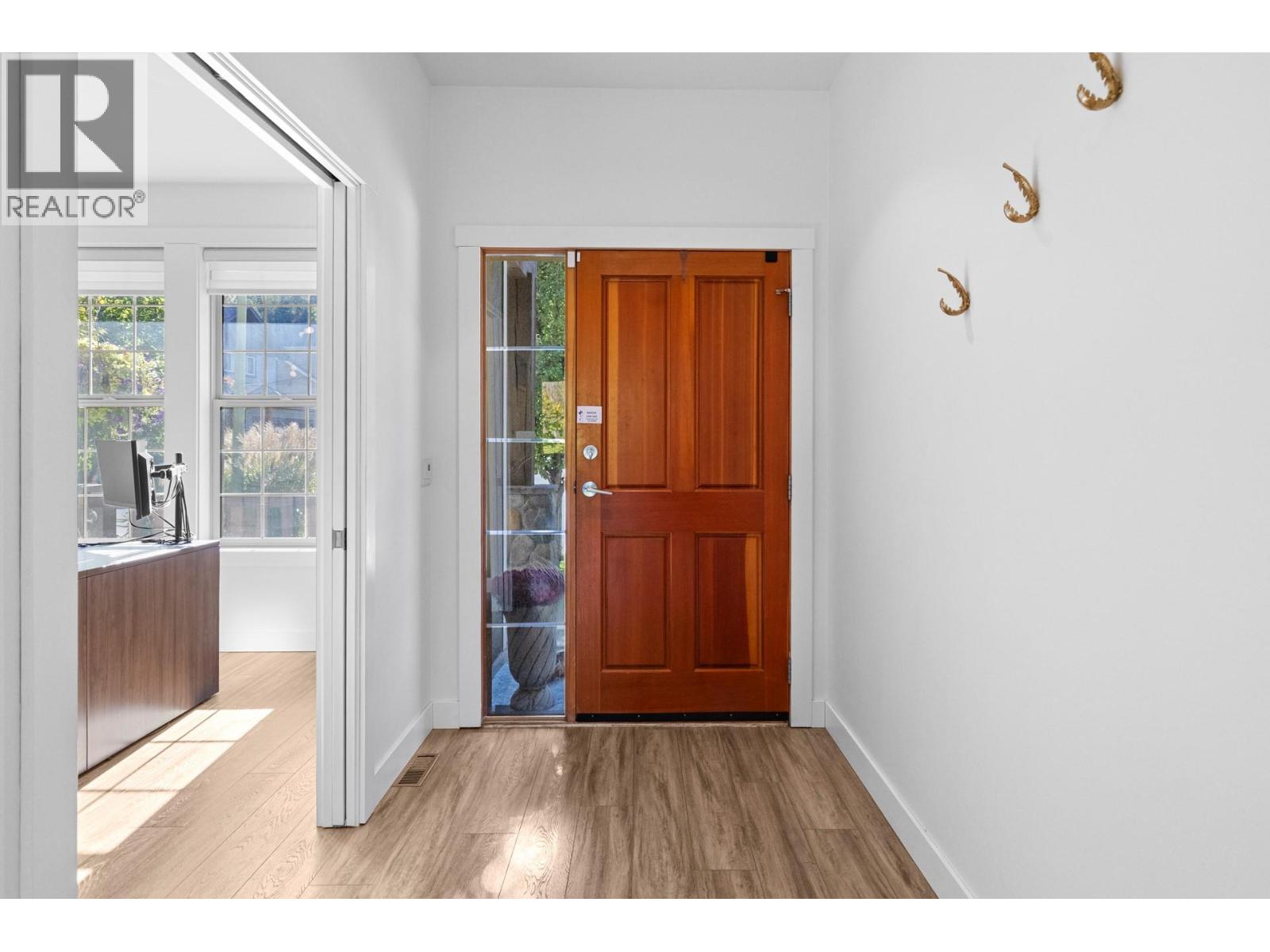 Picture for 898 Paret  Crescent https://www.cirrealty.ca/reb/bc/2/10365802_10.jpg