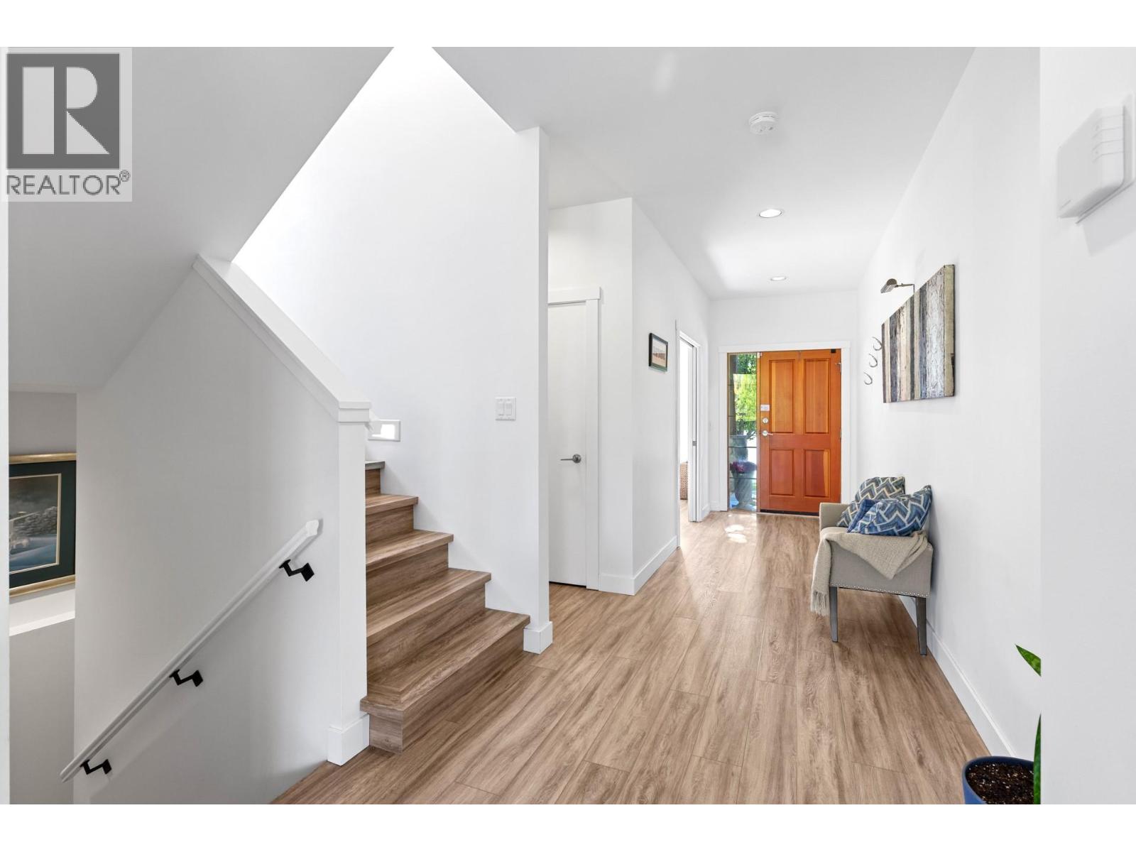 Picture for 898 Paret  Crescent https://www.cirrealty.ca/reb/bc/2/10365802_15.jpg