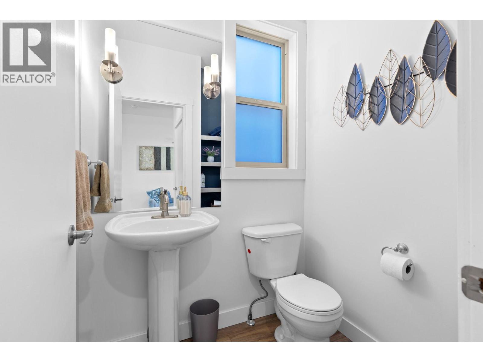 Picture for 898 Paret  Crescent https://www.cirrealty.ca/reb/bc/2/10365802_16.jpg