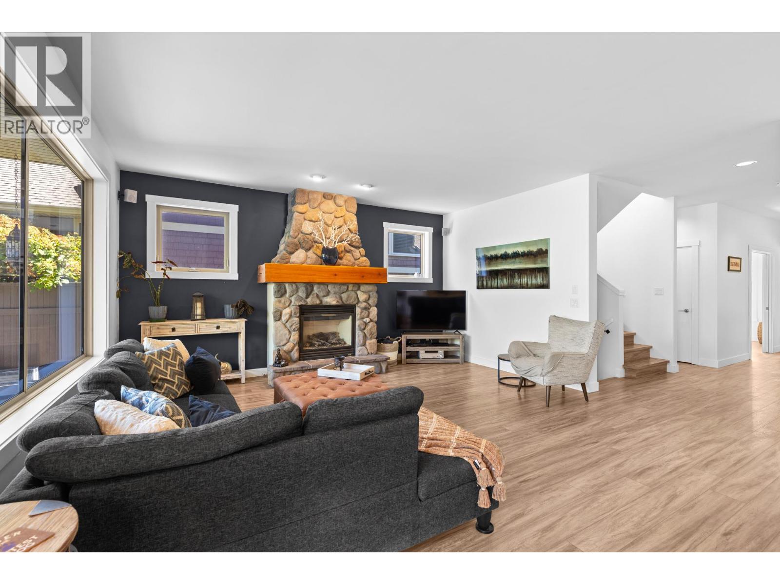 Picture for 898 Paret  Crescent https://www.cirrealty.ca/reb/bc/2/10365802_17.jpg