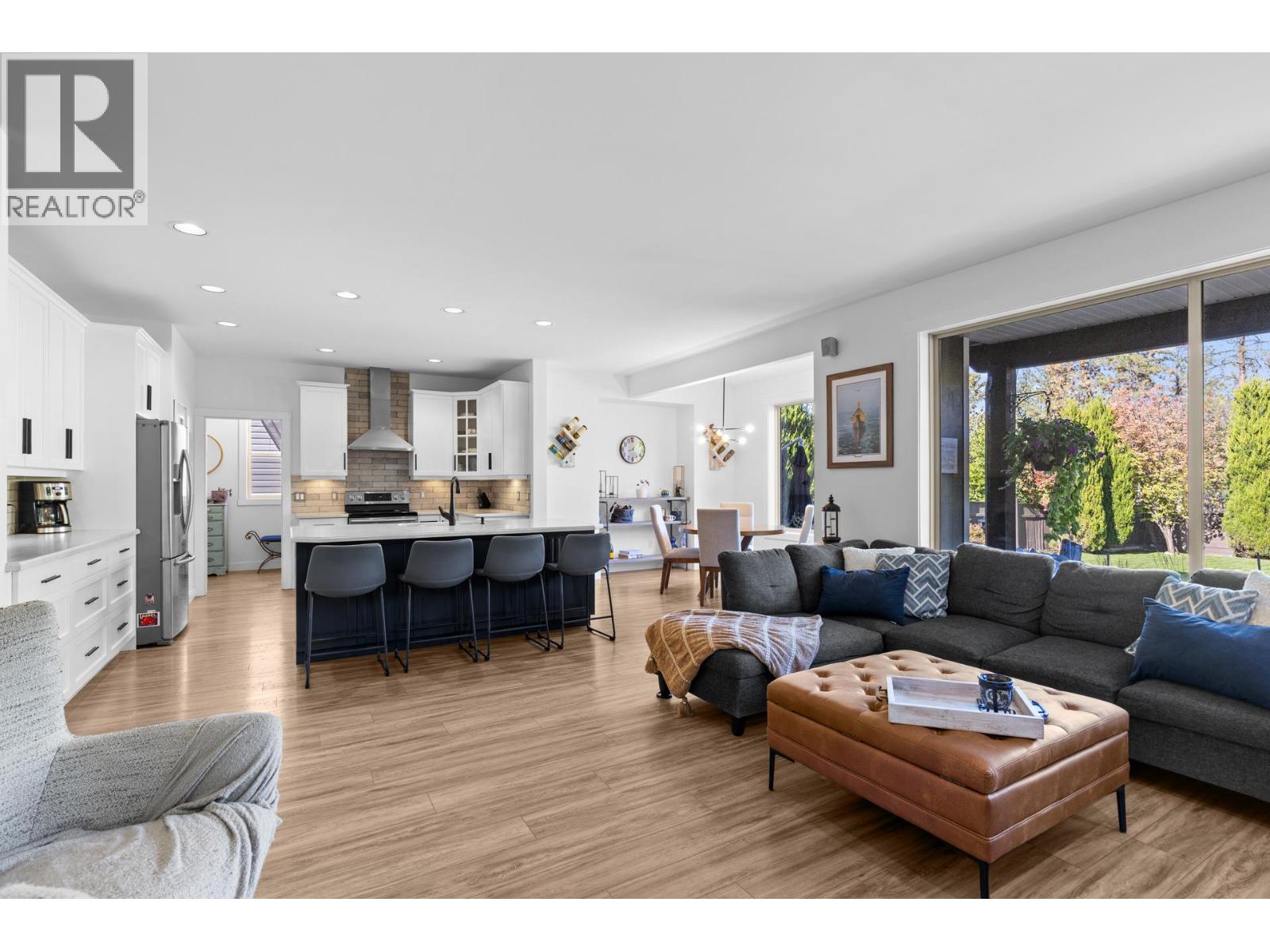 Picture for 898 Paret  Crescent https://www.cirrealty.ca/reb/bc/2/10365802_20.jpg