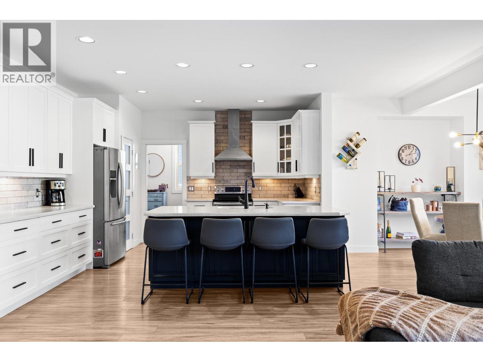 Picture for 898 Paret  Crescent https://www.cirrealty.ca/reb/bc/2/10365802_21.jpg