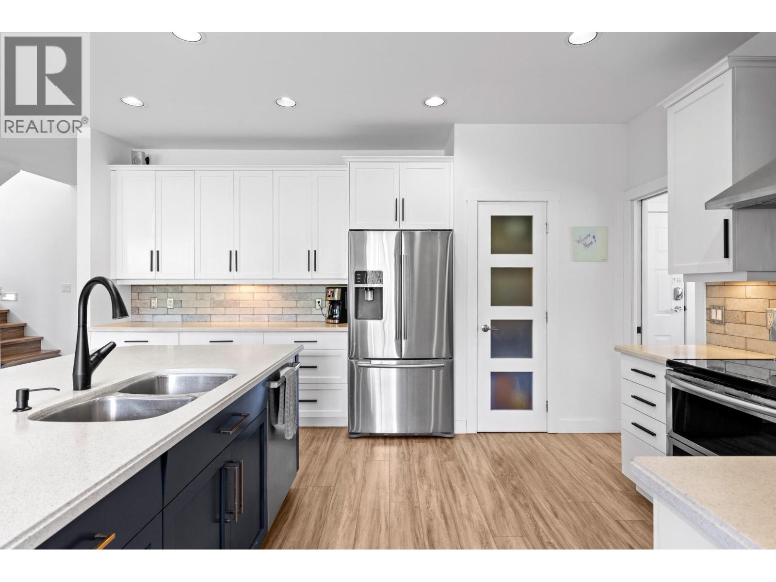 Picture for 898 Paret  Crescent https://www.cirrealty.ca/reb/bc/2/10365802_25.jpg