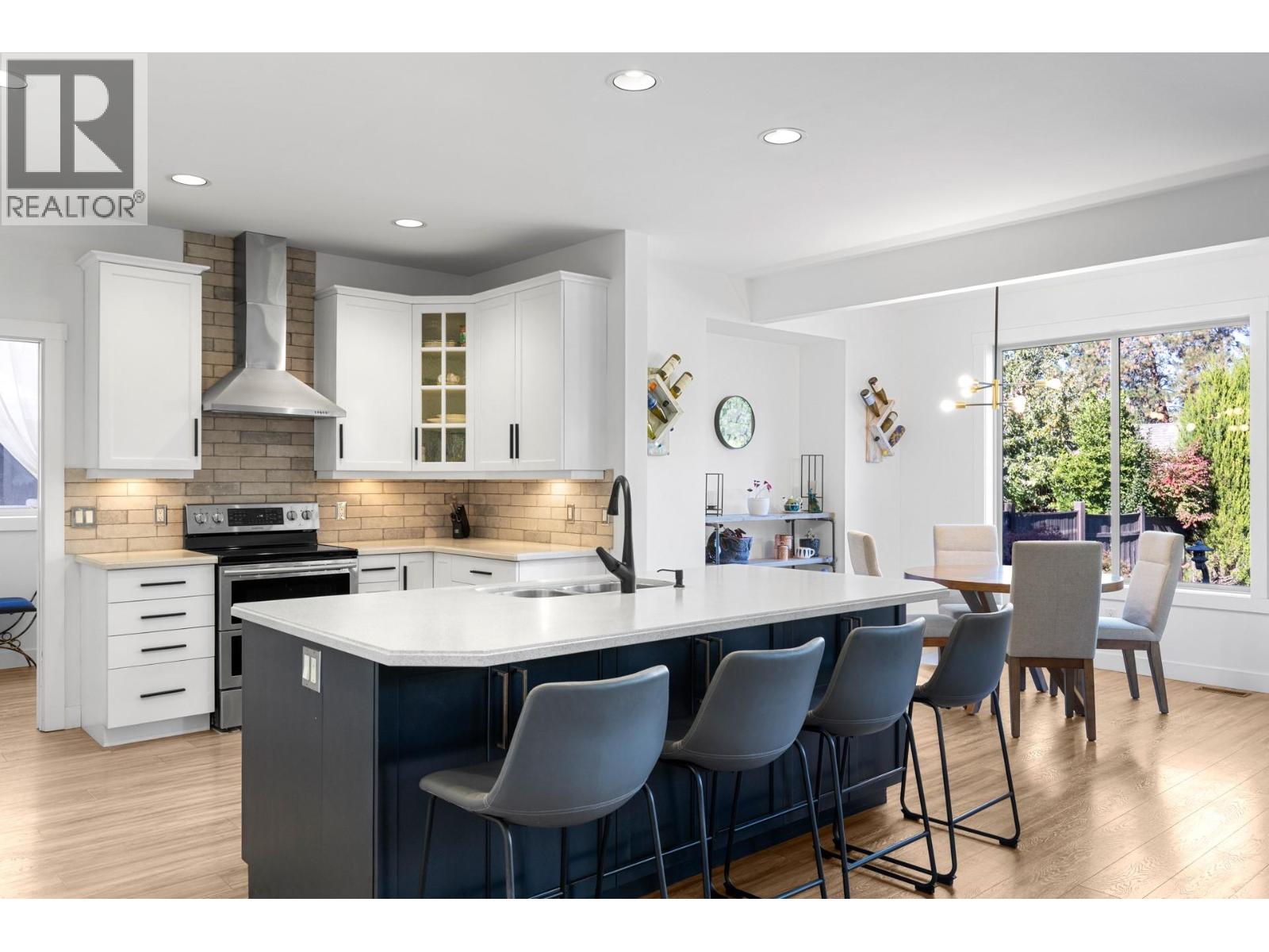 Picture for 898 Paret  Crescent https://www.cirrealty.ca/reb/bc/2/10365802_28.jpg