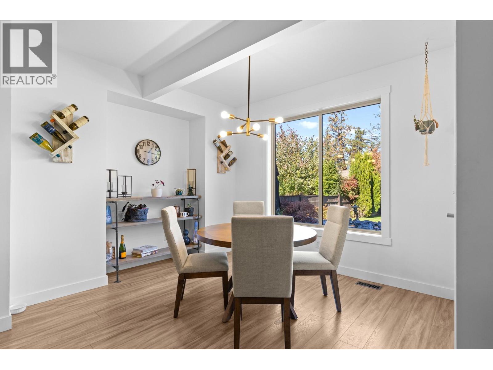 Picture for 898 Paret  Crescent https://www.cirrealty.ca/reb/bc/2/10365802_29.jpg