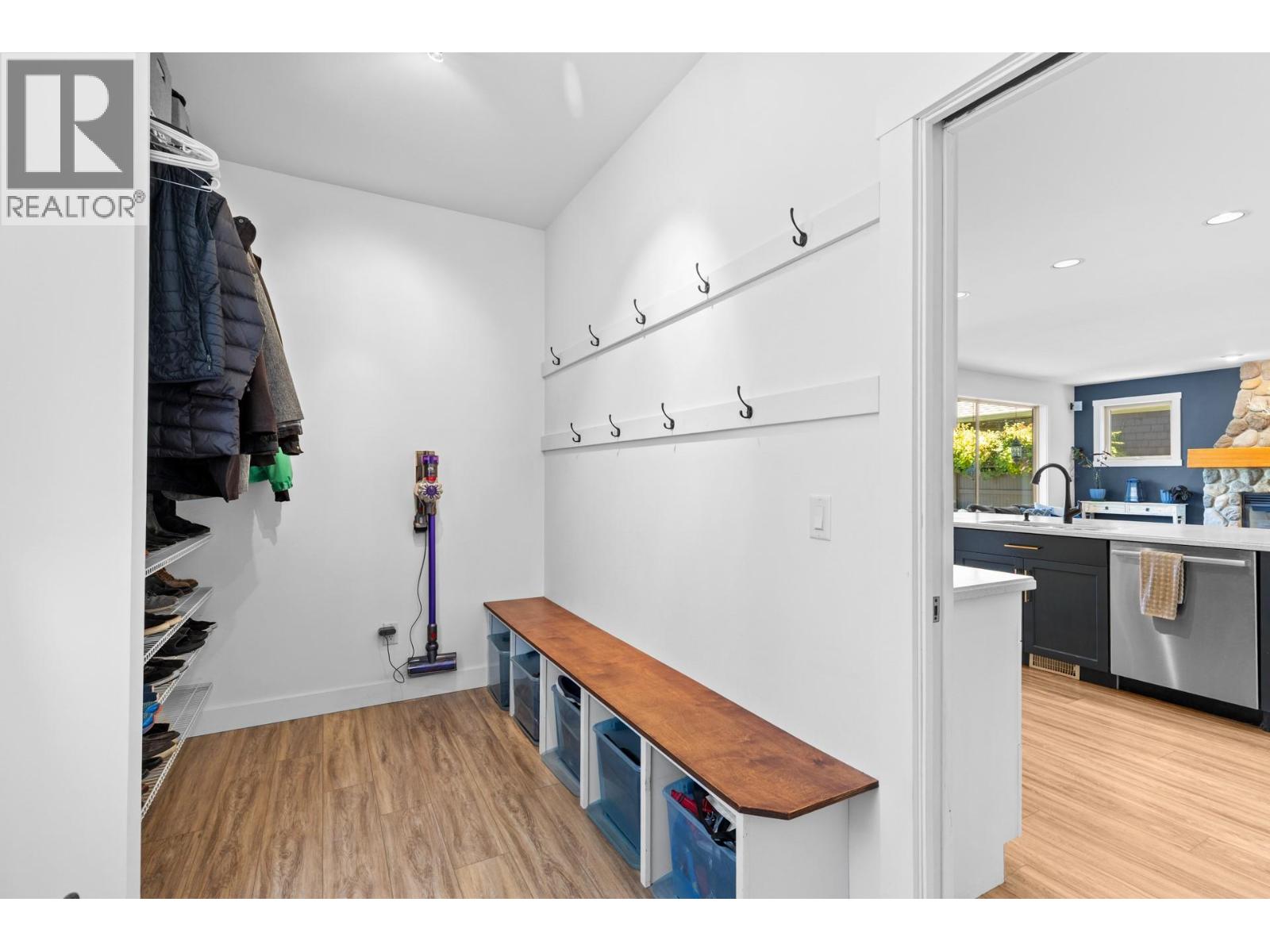 Picture for 898 Paret  Crescent https://www.cirrealty.ca/reb/bc/2/10365802_31.jpg