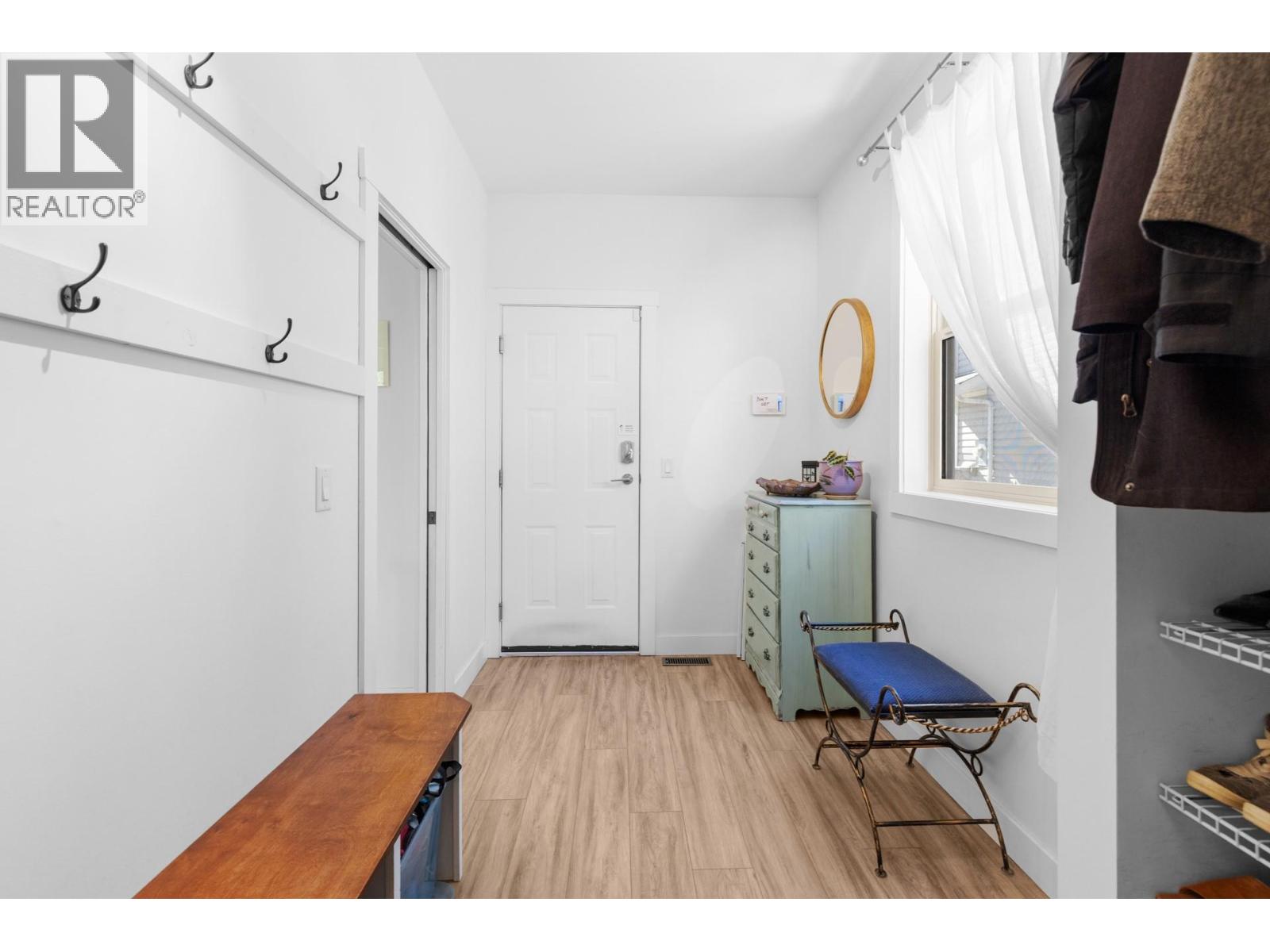 Picture for 898 Paret  Crescent https://www.cirrealty.ca/reb/bc/2/10365802_32.jpg