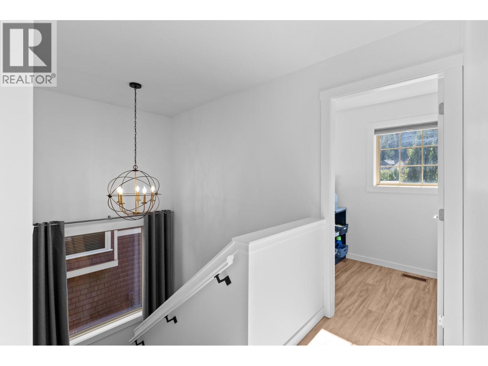 Picture for 898 Paret  Crescent https://www.cirrealty.ca/reb/bc/2/10365802_33.jpg