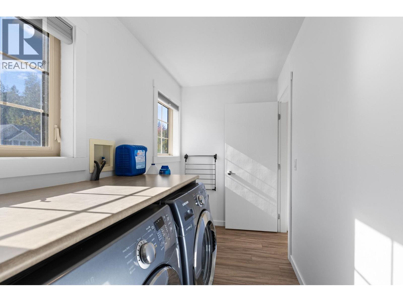 Picture for 898 Paret  Crescent https://www.cirrealty.ca/reb/bc/2/10365802_35.jpg