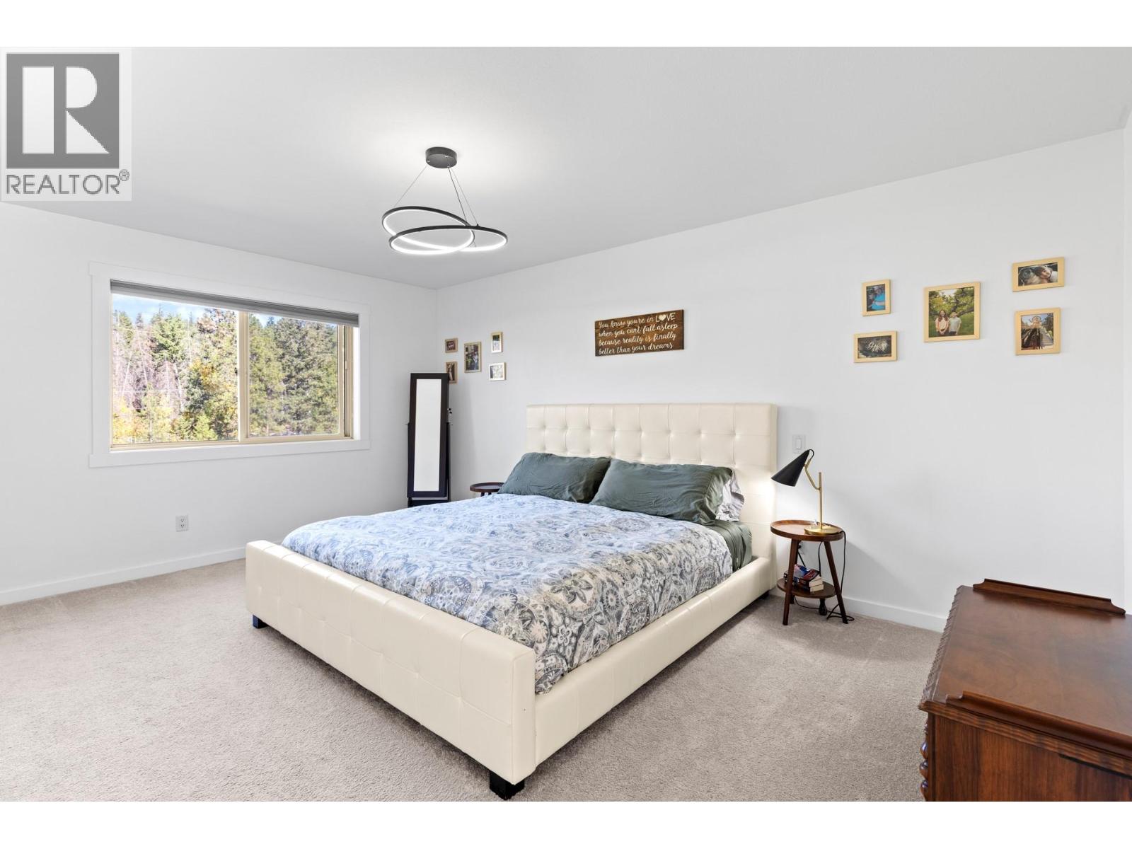 Picture for 898 Paret  Crescent https://www.cirrealty.ca/reb/bc/2/10365802_36.jpg