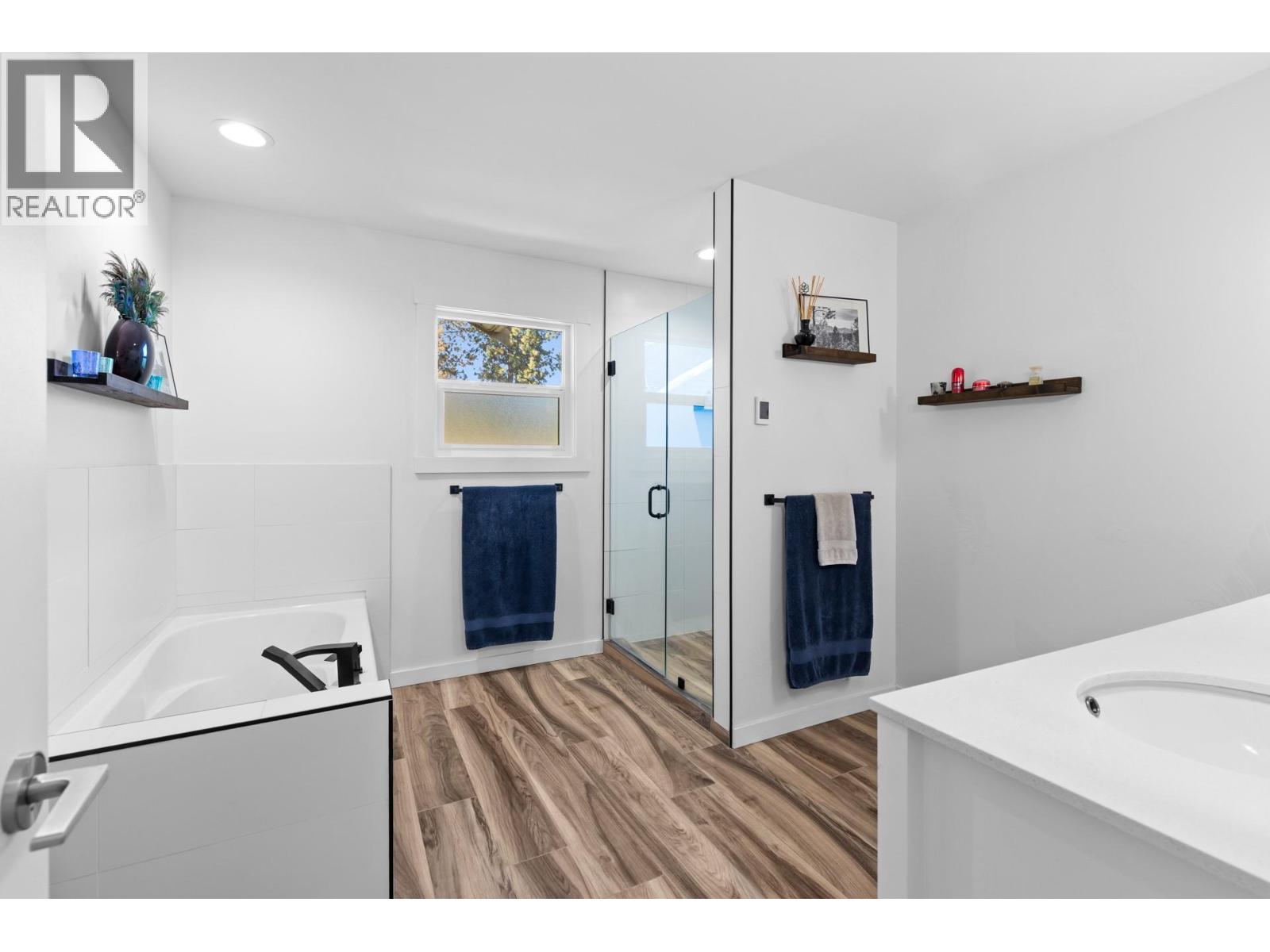 Picture for 898 Paret  Crescent https://www.cirrealty.ca/reb/bc/2/10365802_39.jpg