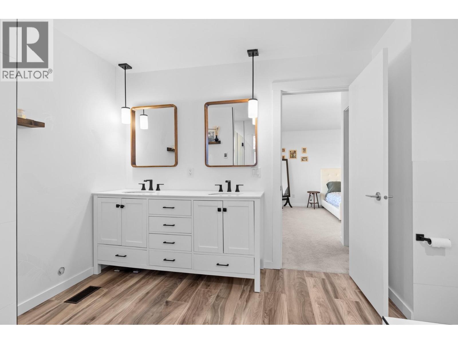 Picture for 898 Paret  Crescent https://www.cirrealty.ca/reb/bc/2/10365802_40.jpg