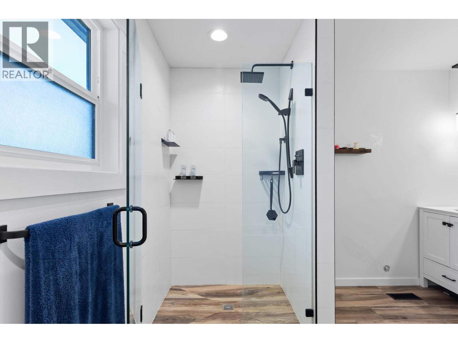 Picture for 898 Paret  Crescent https://www.cirrealty.ca/reb/bc/2/10365802_42.jpg