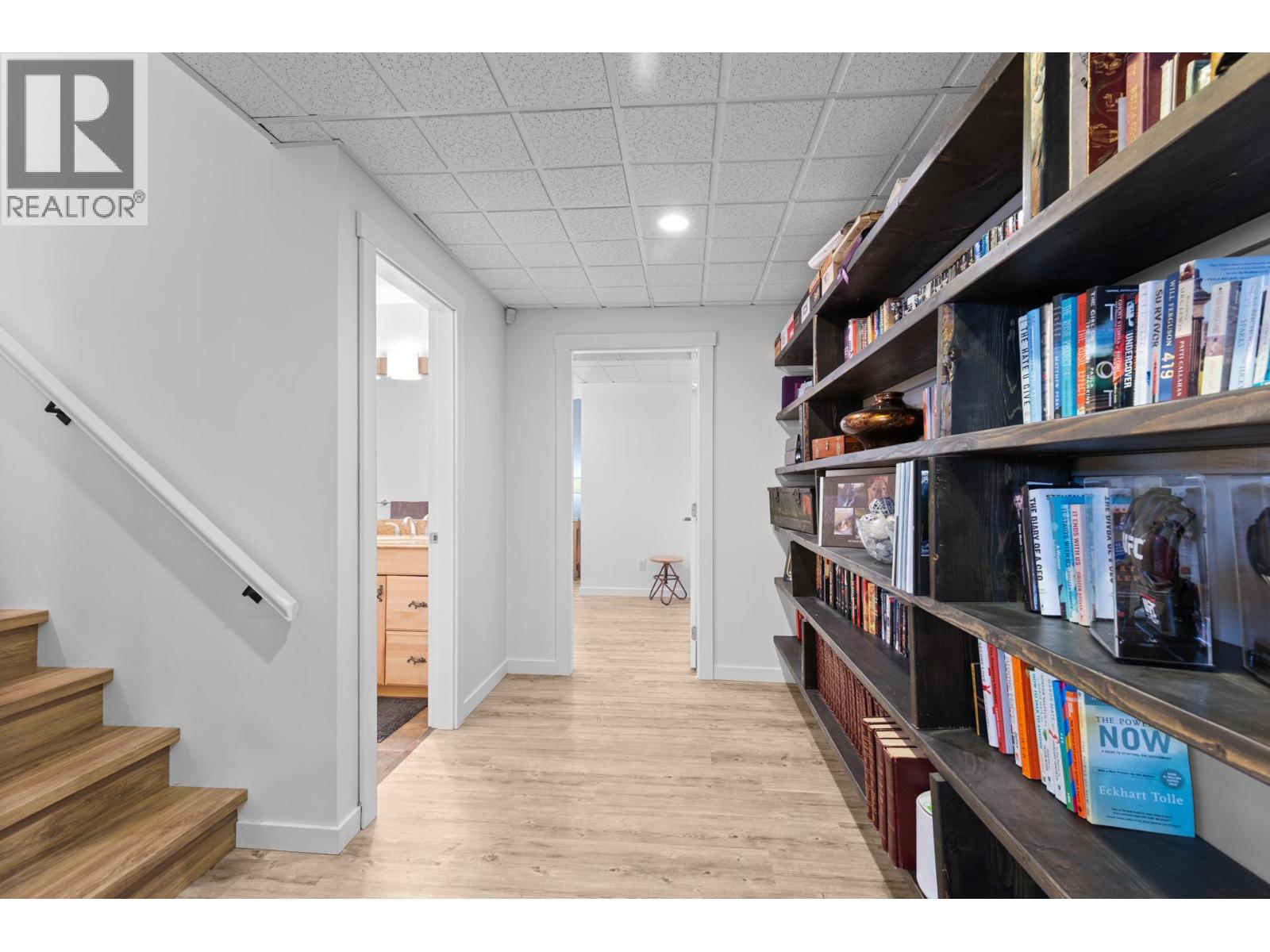 Picture for 898 Paret  Crescent https://www.cirrealty.ca/reb/bc/2/10365802_48.jpg