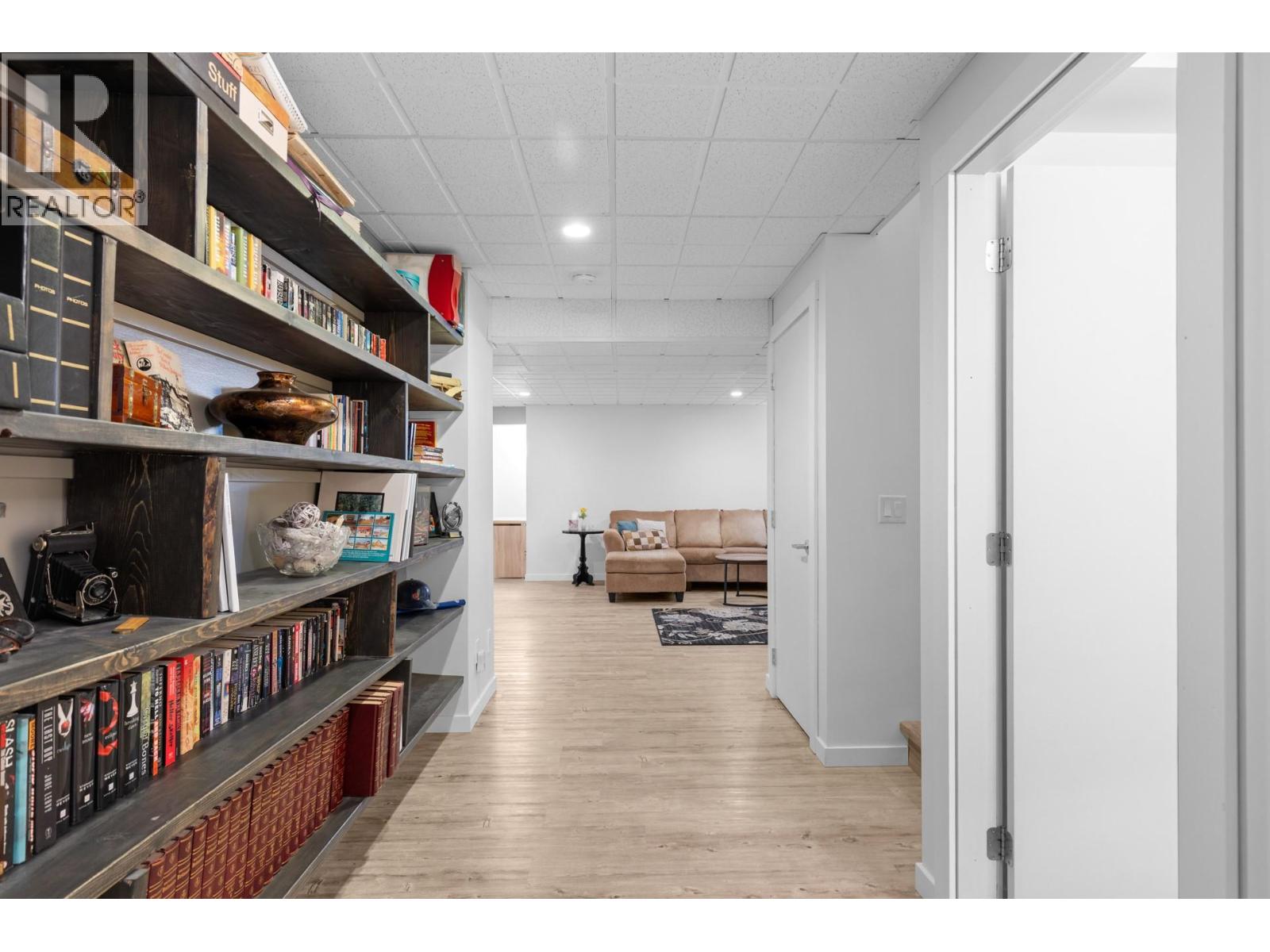 Picture for 898 Paret  Crescent https://www.cirrealty.ca/reb/bc/2/10365802_52.jpg