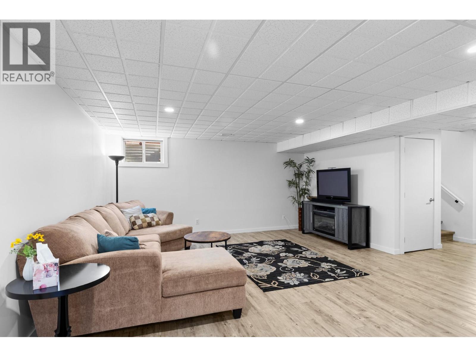 Picture for 898 Paret  Crescent https://www.cirrealty.ca/reb/bc/2/10365802_53.jpg