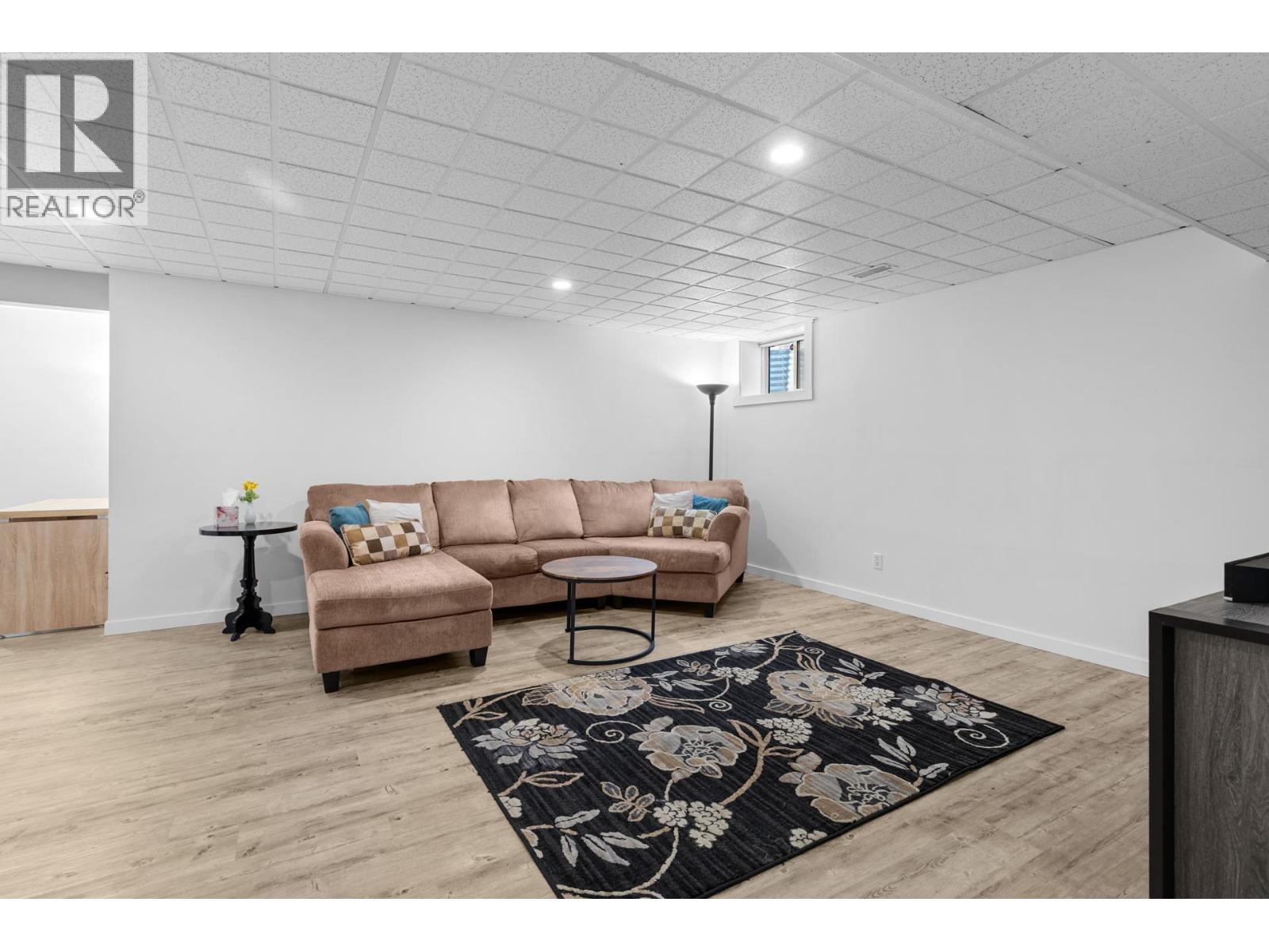 Picture for 898 Paret  Crescent https://www.cirrealty.ca/reb/bc/2/10365802_54.jpg