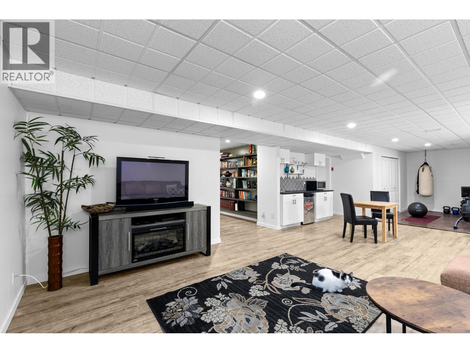 Picture for 898 Paret  Crescent https://www.cirrealty.ca/reb/bc/2/10365802_55.jpg