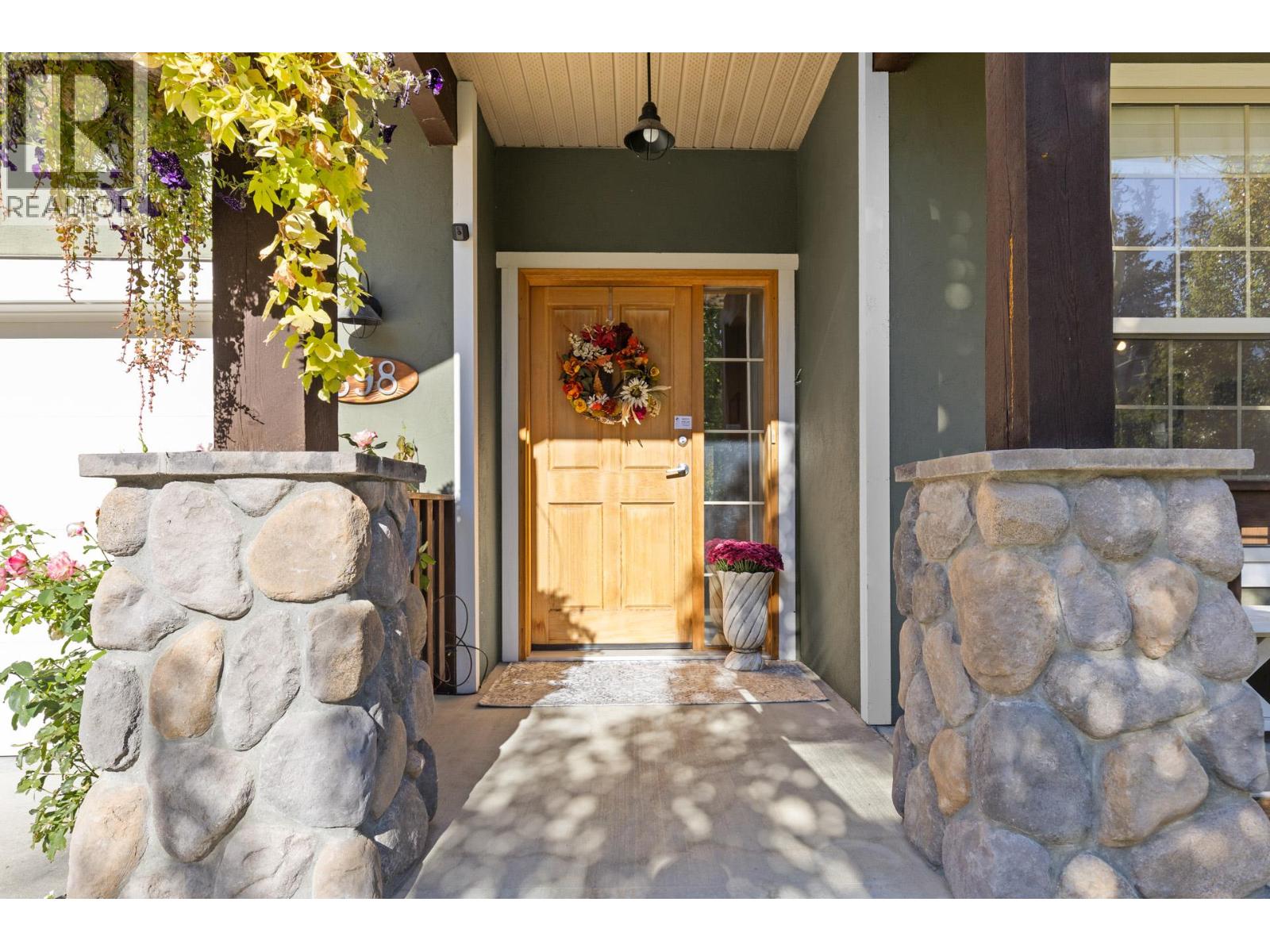 Picture for 898 Paret  Crescent https://www.cirrealty.ca/reb/bc/2/10365802_7.jpg