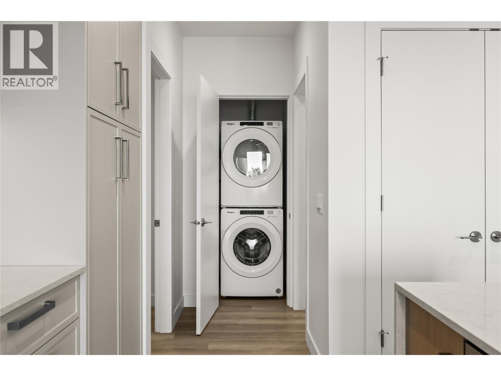 Picture for Unit #306, 3340 Lakeshore  Drive https://www.cirrealty.ca/reb/bc/2/10366142_14.jpg