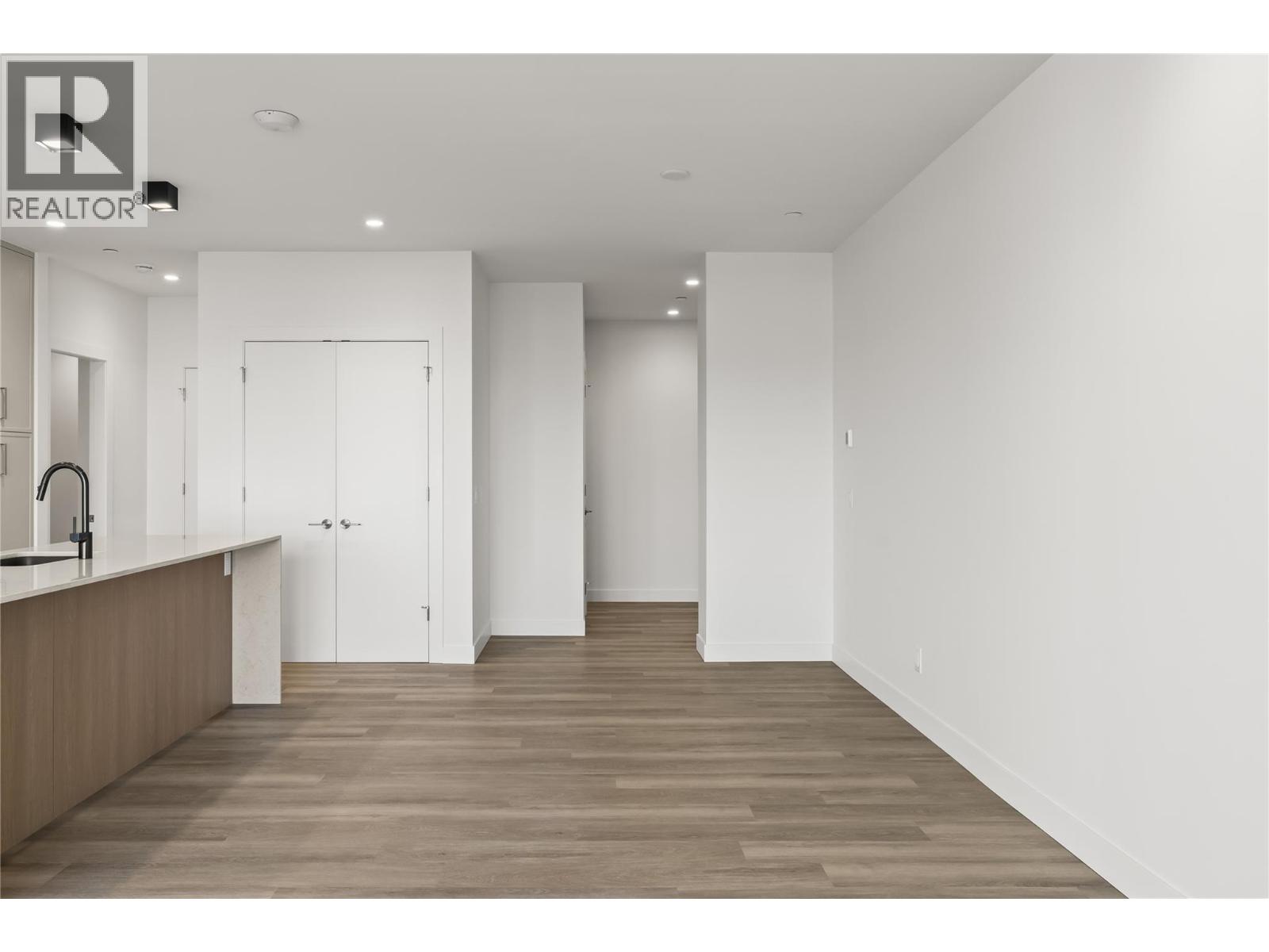 Picture for Unit #306, 3340 Lakeshore  Drive https://www.cirrealty.ca/reb/bc/2/10366142_15.jpg