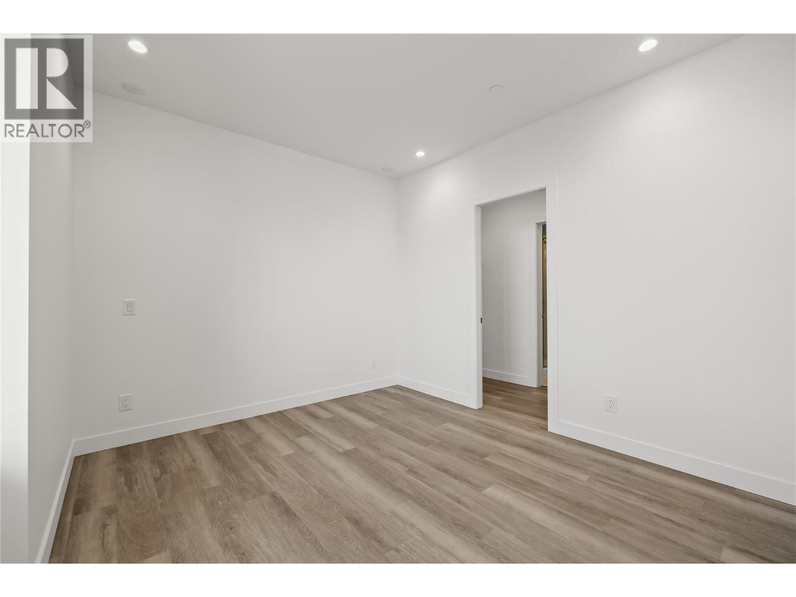 Picture for Unit #306, 3340 Lakeshore  Drive https://www.cirrealty.ca/reb/bc/2/10366142_17.jpg
