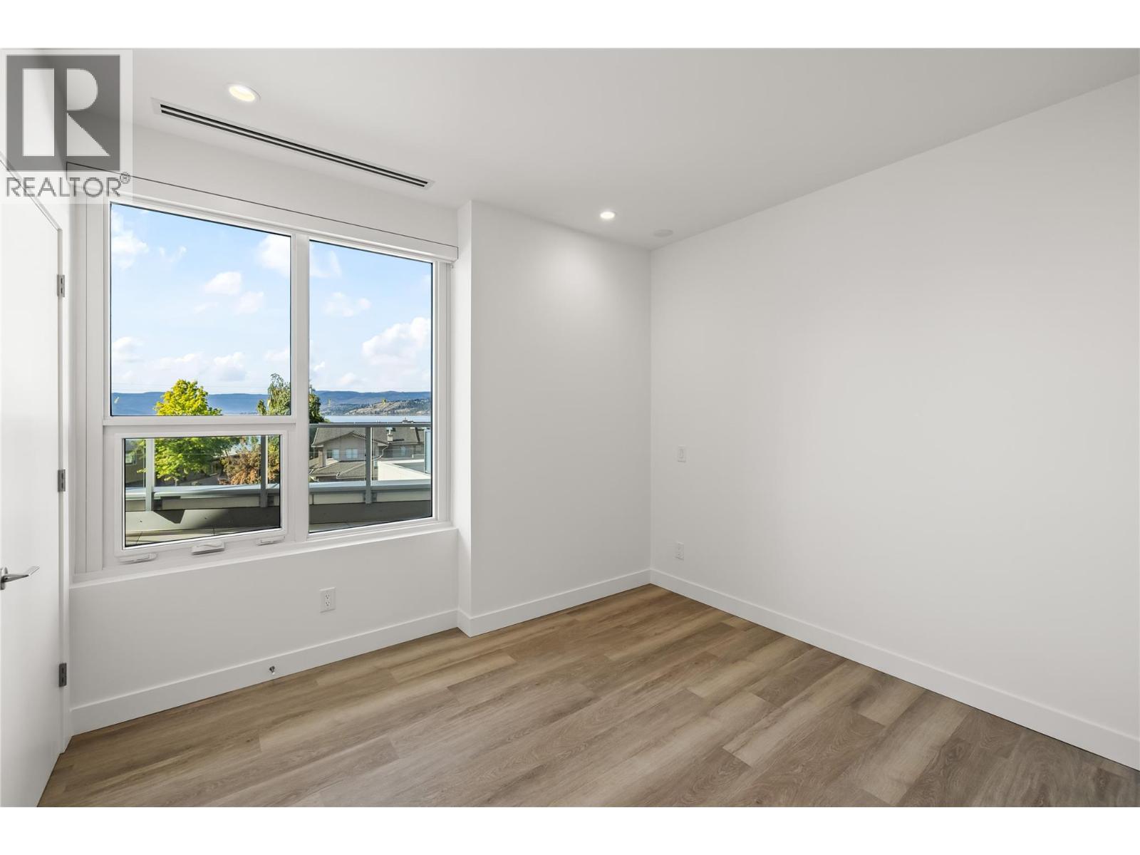 Picture for Unit #306, 3340 Lakeshore  Drive https://www.cirrealty.ca/reb/bc/2/10366142_19.jpg