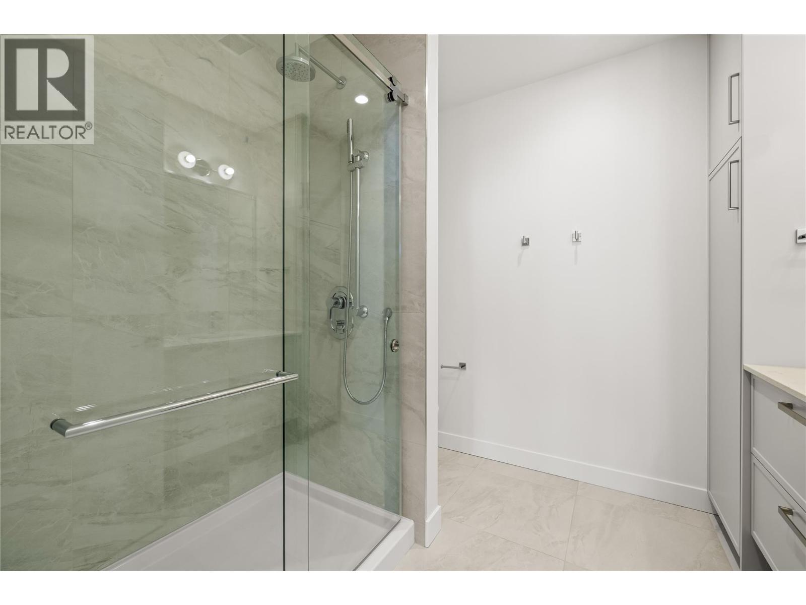 Picture for Unit #306, 3340 Lakeshore  Drive https://www.cirrealty.ca/reb/bc/2/10366142_22.jpg