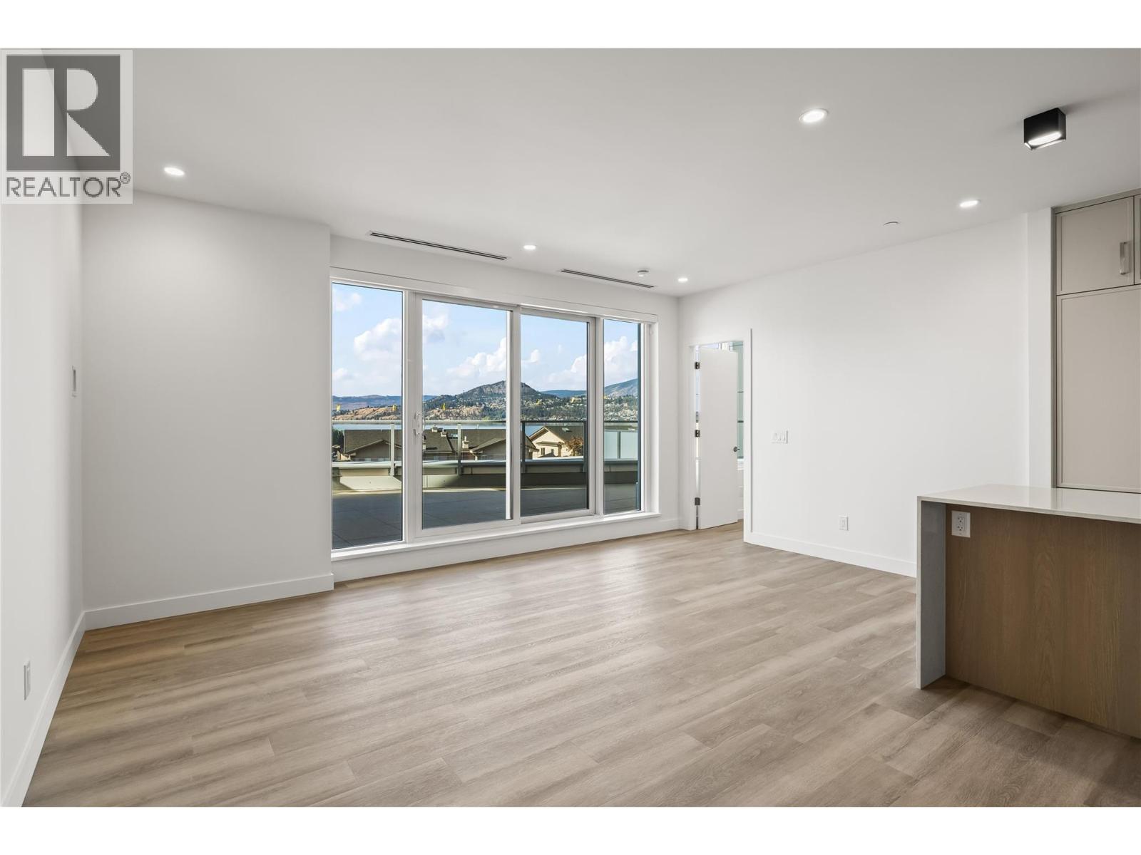 Picture for Unit #306, 3340 Lakeshore  Drive https://www.cirrealty.ca/reb/bc/2/10366142_8.jpg