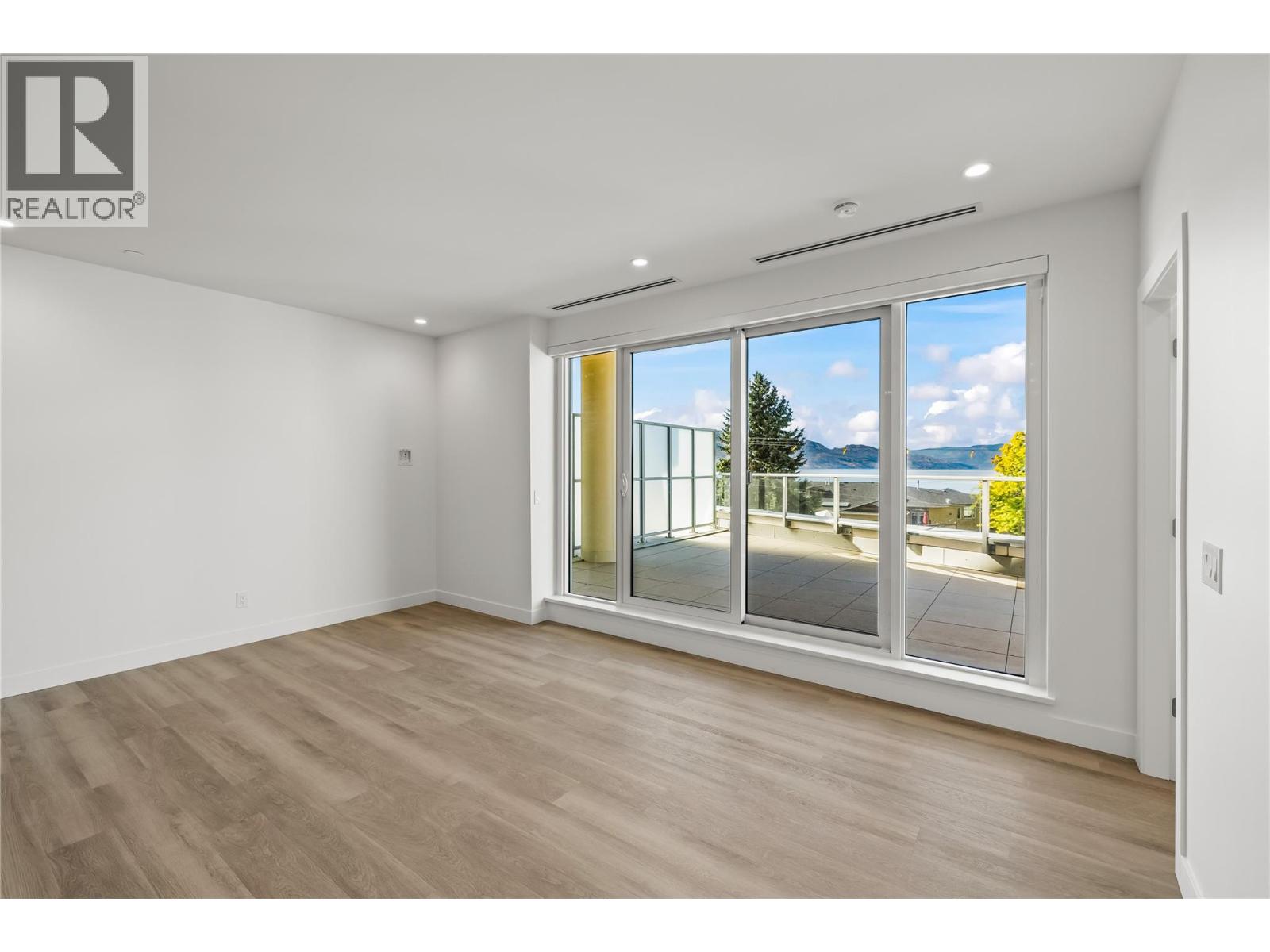 Picture for Unit #306, 3340 Lakeshore  Drive https://www.cirrealty.ca/reb/bc/2/10366142_9.jpg