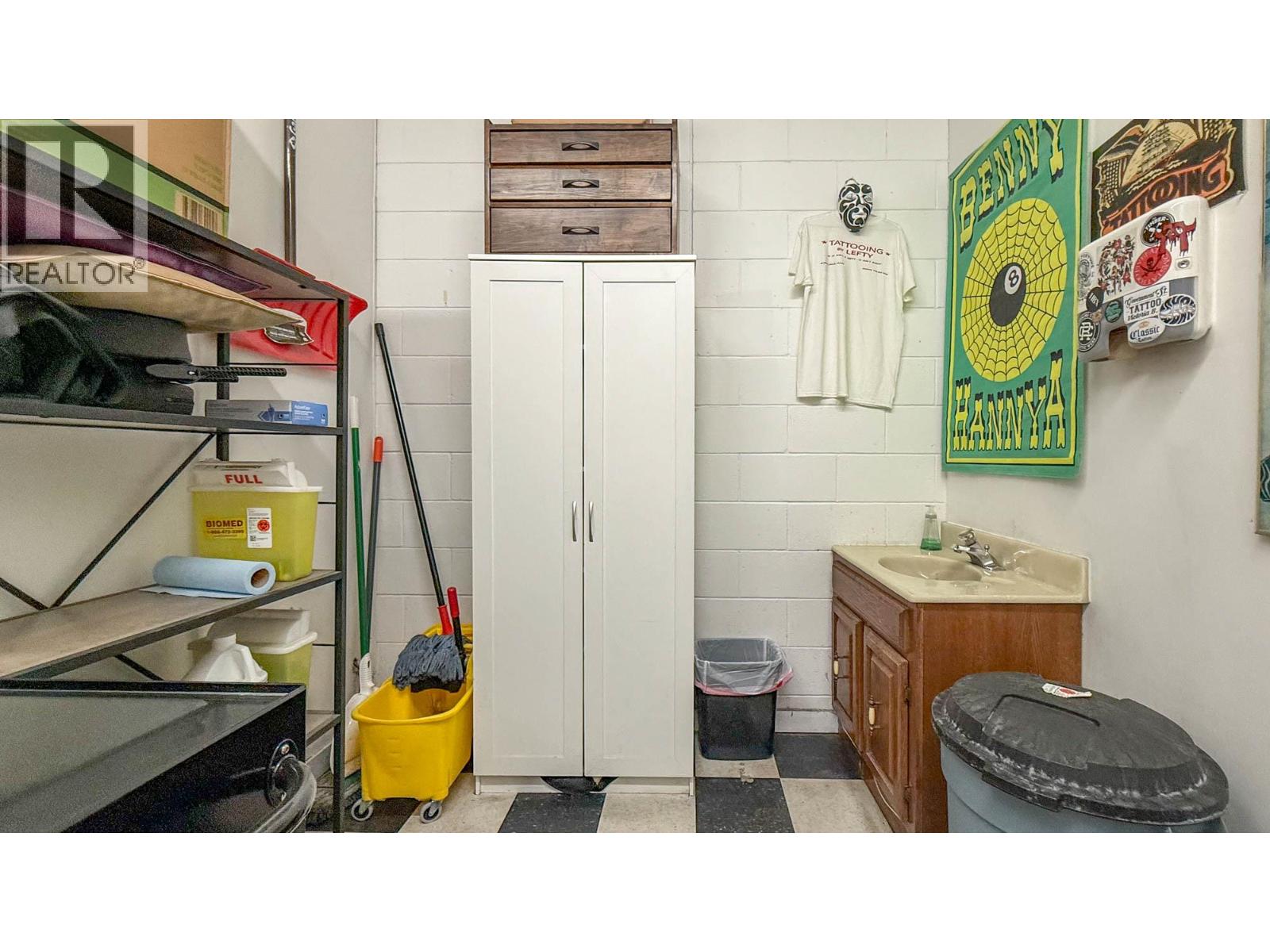 Picture for 166 Asher  Road https://www.cirrealty.ca/reb/bc/2/10366162_8.jpg