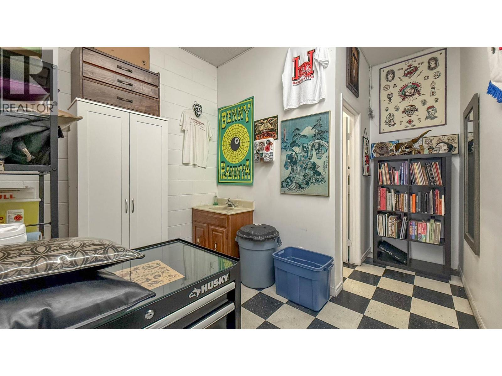 Picture for 166 Asher  Road https://www.cirrealty.ca/reb/bc/2/10366162_9.jpg