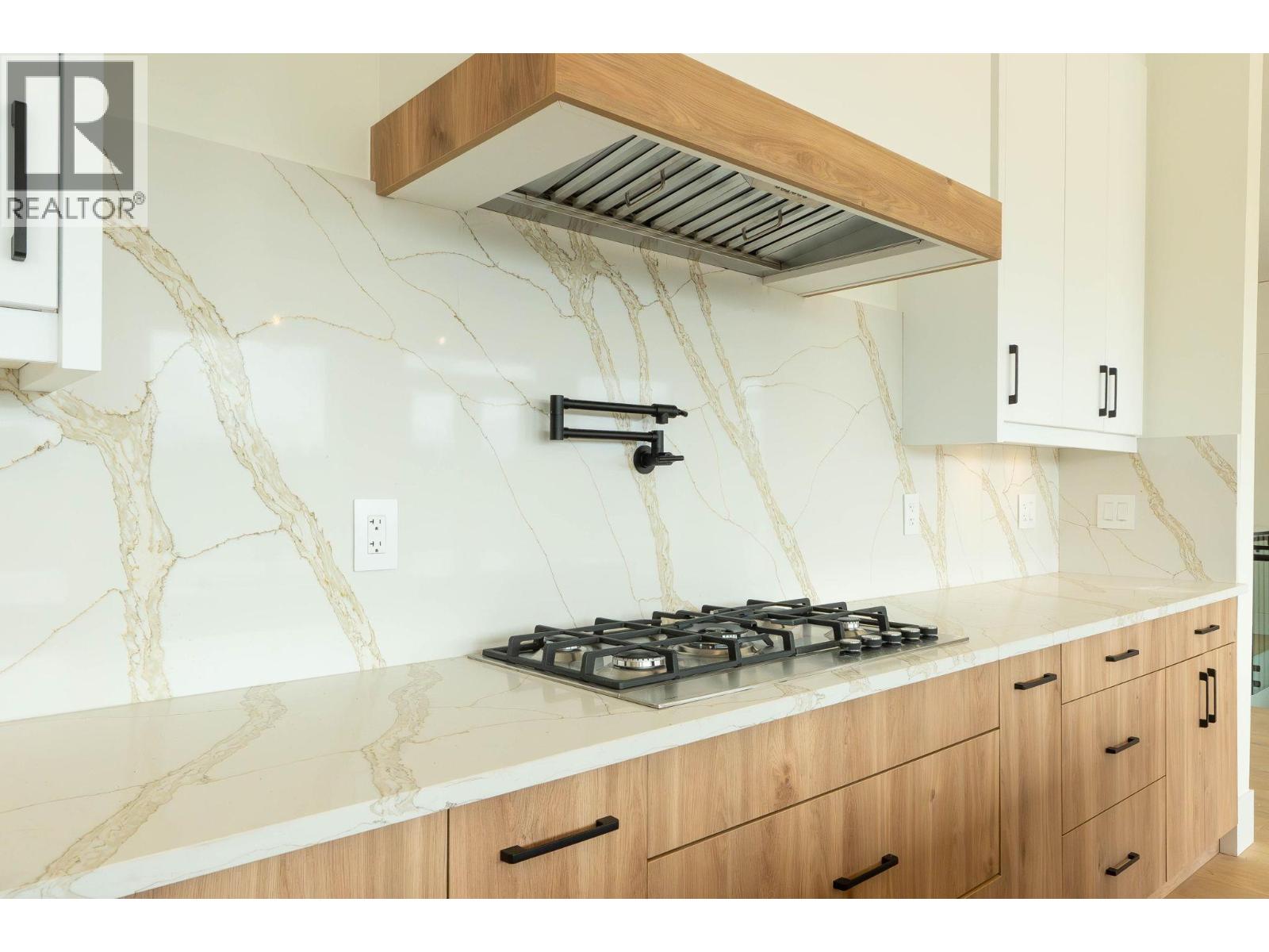 Picture for Unit #30, 830 Westview  Way https://www.cirrealty.ca/reb/bc/2/10366242_20.jpg