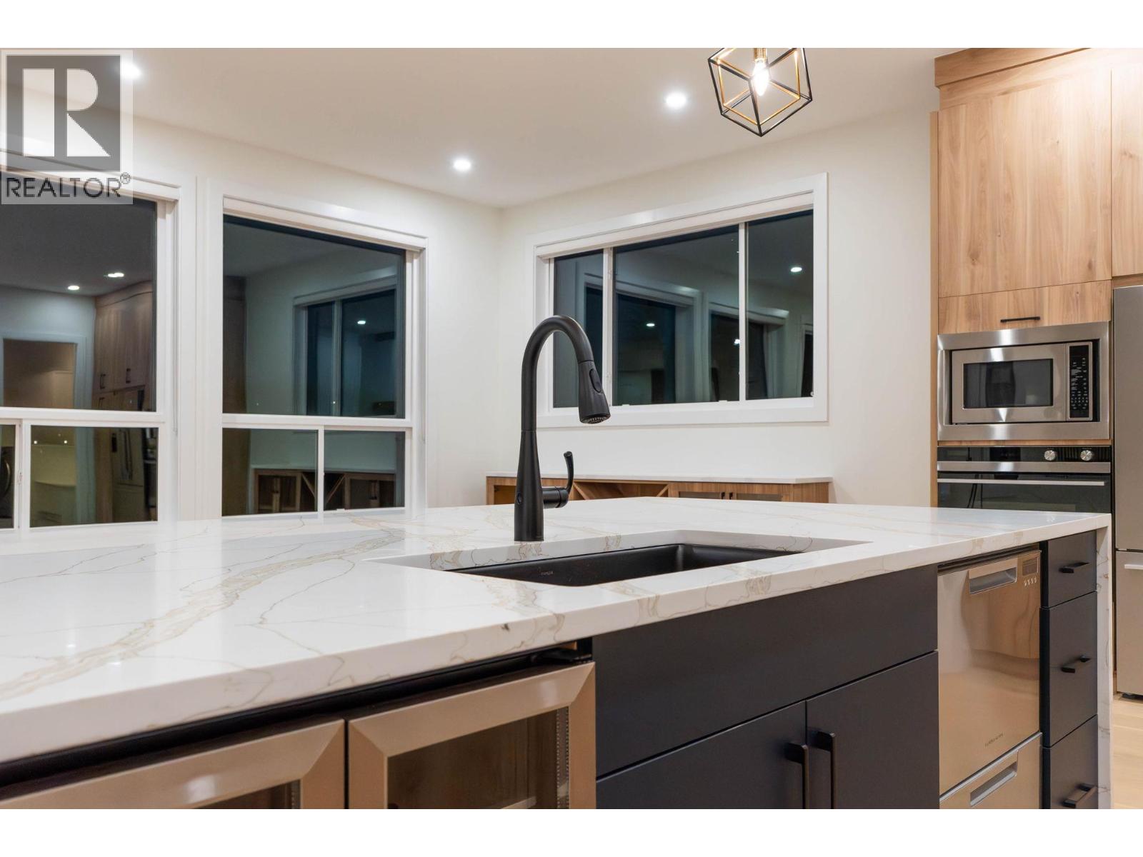 Picture for Unit #30, 830 Westview  Way https://www.cirrealty.ca/reb/bc/2/10366242_69.jpg