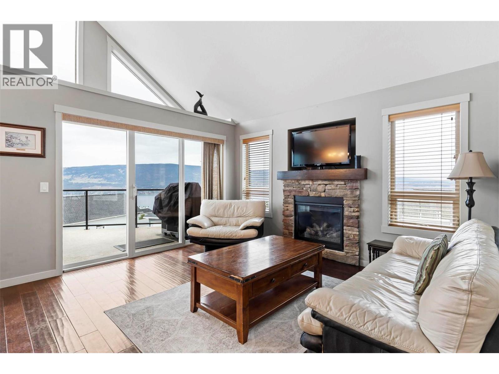 Picture for 6953 Terazona  Drive https://www.cirrealty.ca/reb/bc/2/10366292_7.jpg