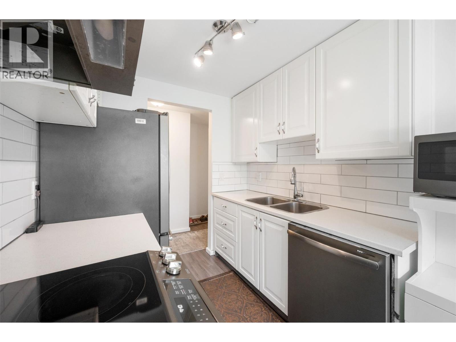 Picture for Unit #205, 1300 CHURCH  Street https://www.cirrealty.ca/reb/bc/2/10366422_3.jpg