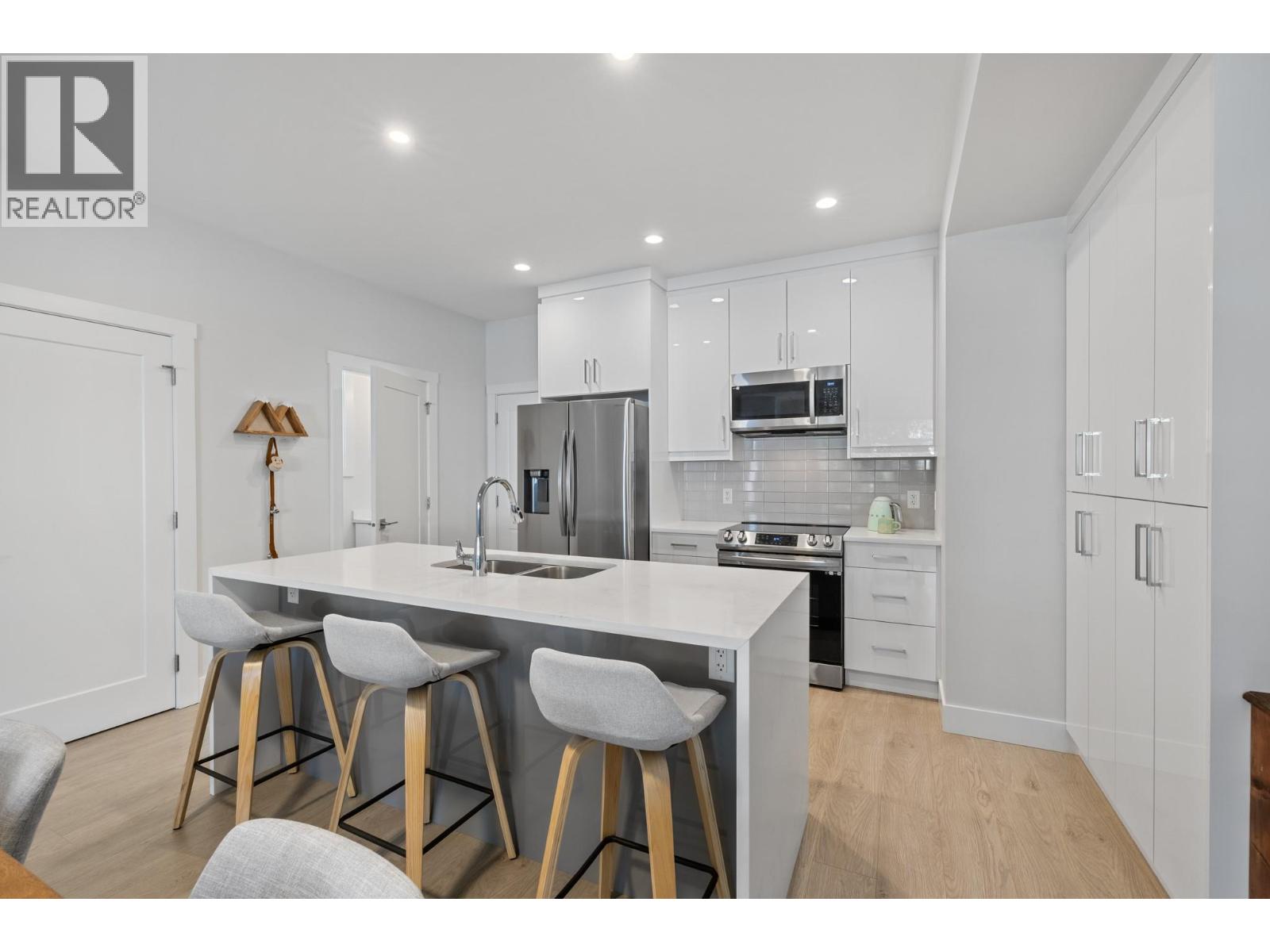 Picture for Unit #12, 115 Wyndham  Crescent https://www.cirrealty.ca/reb/bc/2/10366852_14.jpg