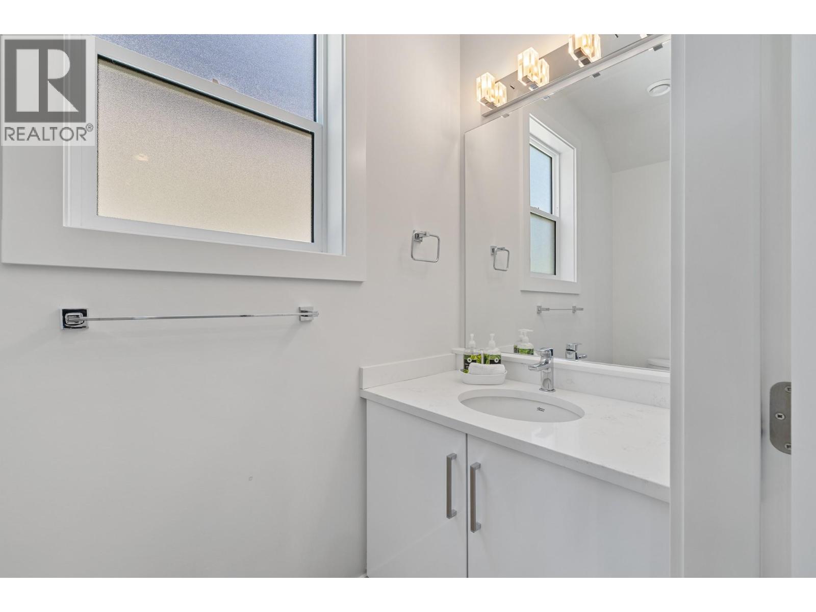 Picture for Unit #12, 115 Wyndham  Crescent https://www.cirrealty.ca/reb/bc/2/10366852_16.jpg