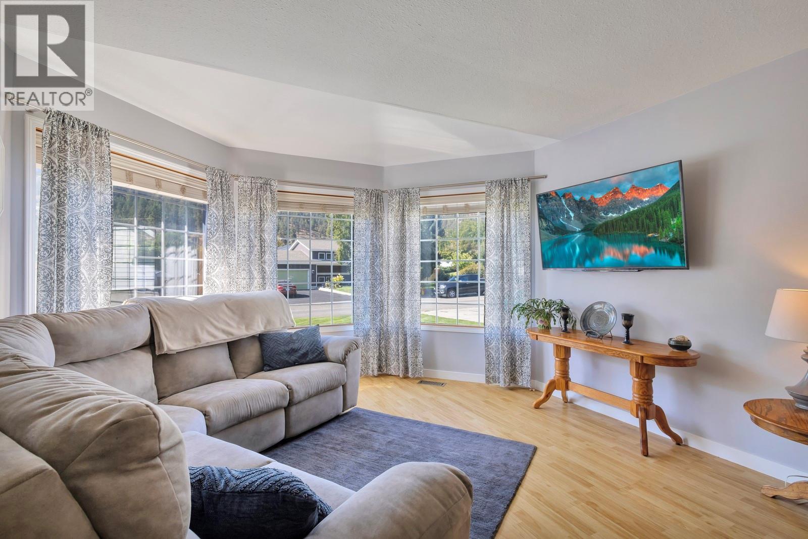 Picture for 325 McTavish  Road