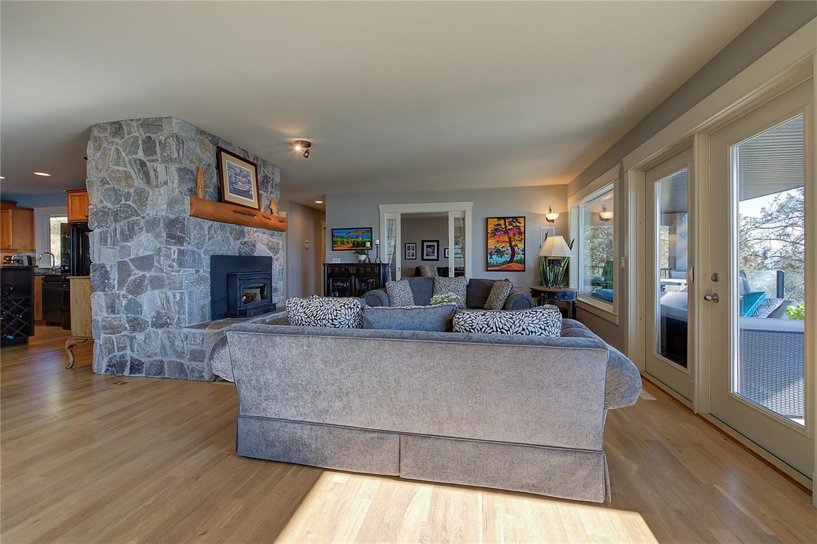      5824 Brown Place  , Peachland, Central Okanagan,  ;  Listing Number: MLS 10262803